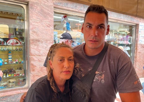Imagen secundaria 1 - Paula pidió ayuda por la ventana encima del bar América (foto 1), donde estaba Víctor Pérez (foto 2) que trató de socorrerla hasta subiendo con una escalera. No pudo. Tuvo que contar a su esposa, Victoria Molina, que su amiga había sido asesinada en la comercial calle San Ginés (foto 3) de la Carihuela de Torremolinos.