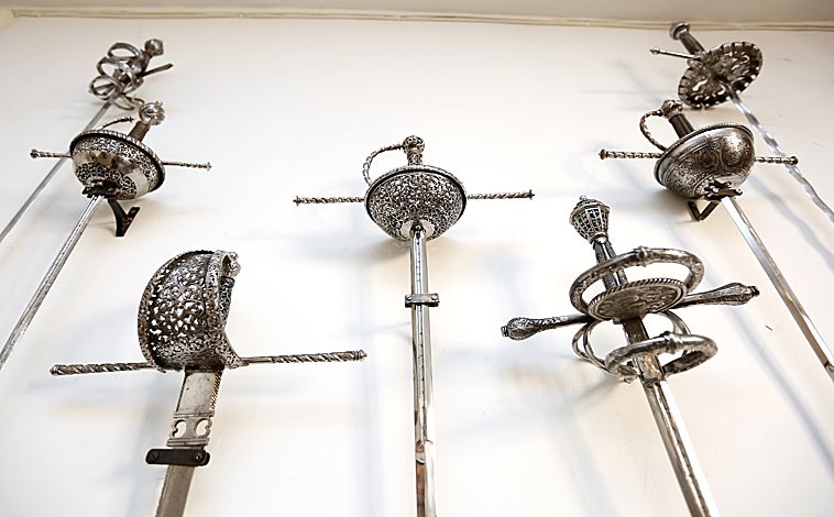 Imagen principal - Algunas de las piezas elaboradas por el maestro espadero Juan Ricas Salvatierra