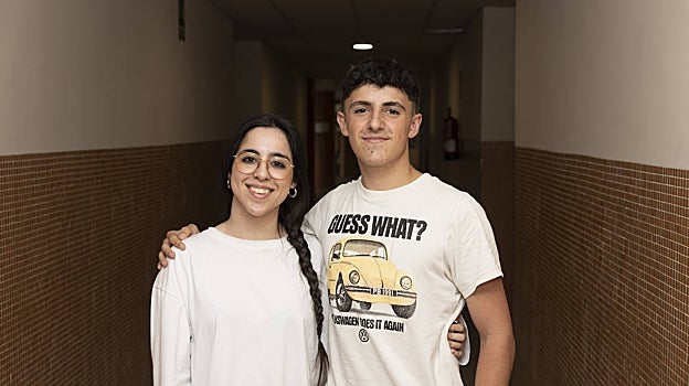 Paula Merino y Hugo Escalante, estudiantes de inglés