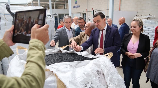 El consejero de Agricultura, Francisco Martínez Arroyo, en su visita a la empresa Saleplas de Madridejos (Toledo)