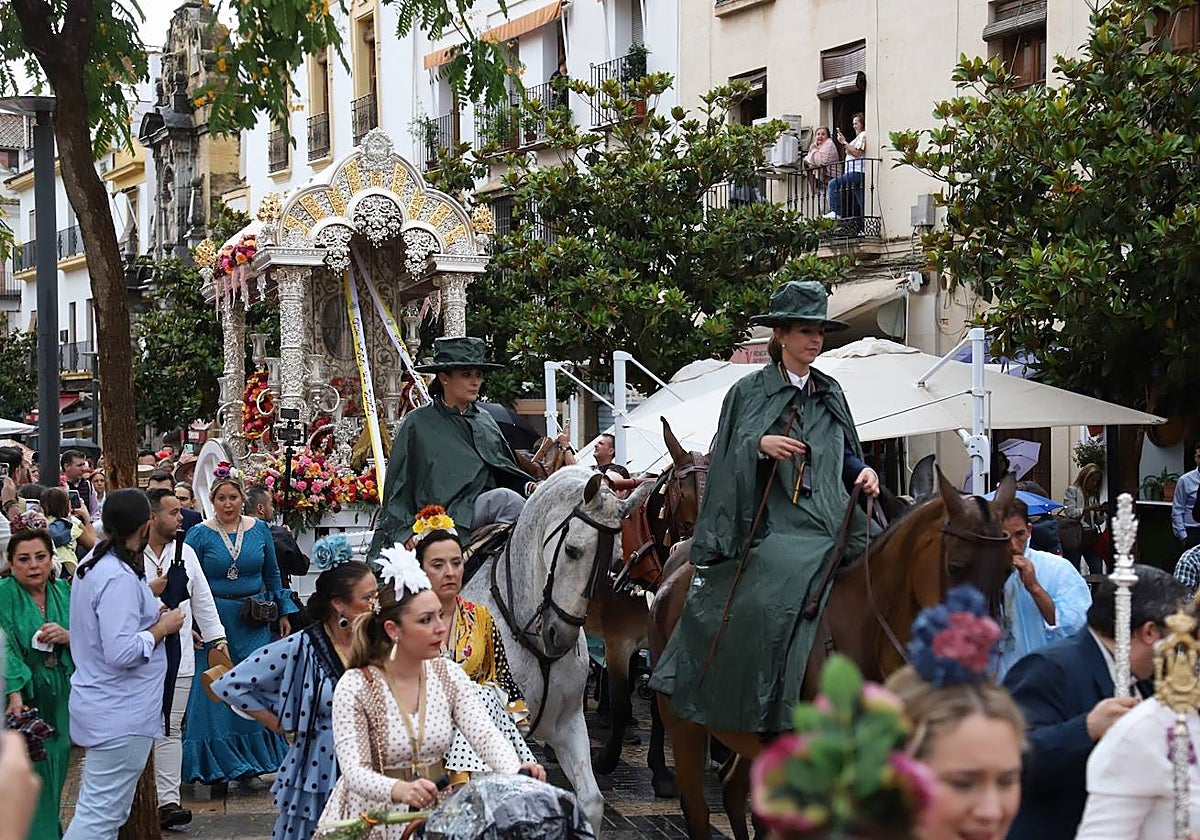 El Simpecado de la hermandad del Rocío, en su carreta, este jueves en el que la lluvia hizo acto de presencia