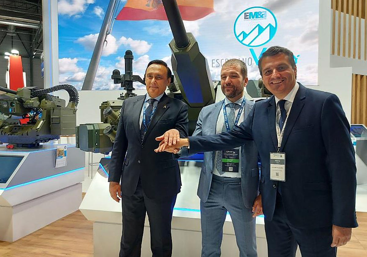 Bellido junto al consejero Gómez Villamandos y el CEO de Escribano M&E en Ifema