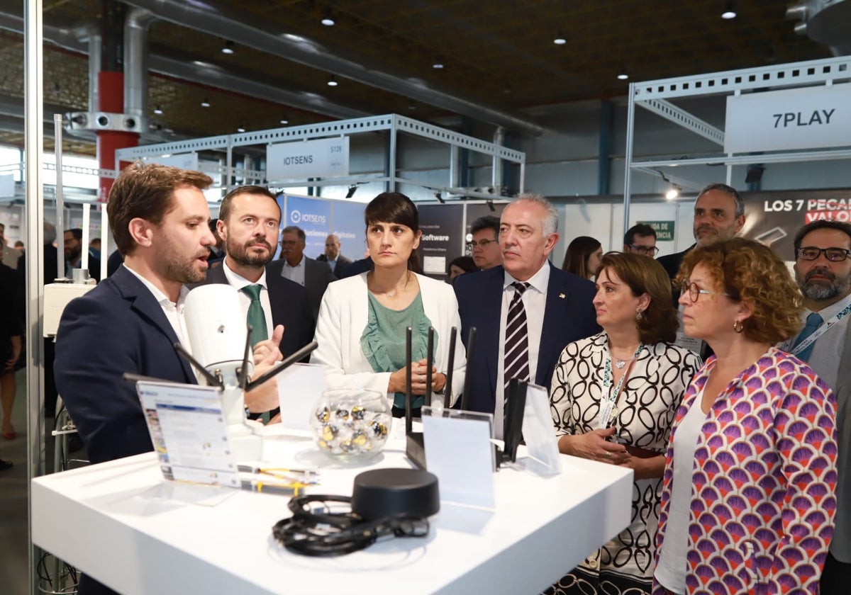 Visita institucional a un expositor en la feria Aotec de Alicante, este jueves