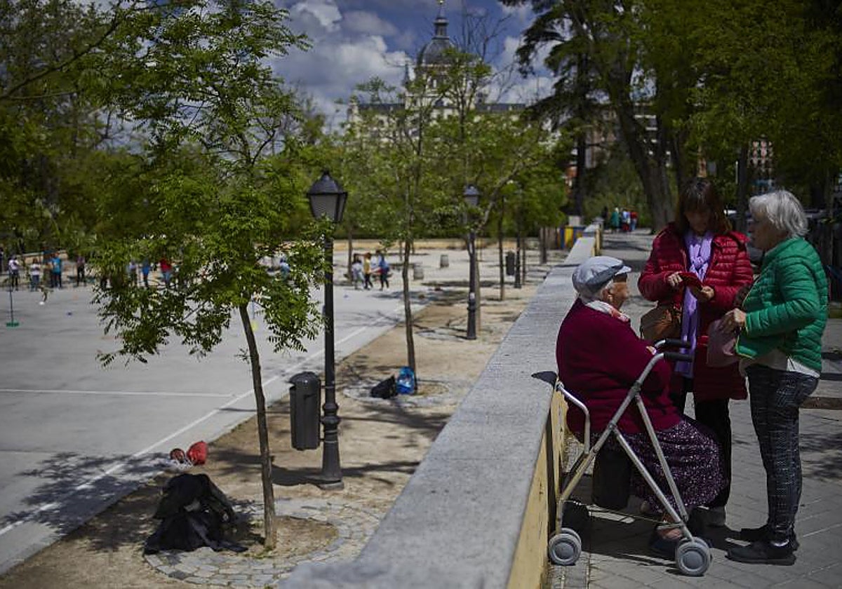 Imagen de archivo de dos personas mayores en un parque público