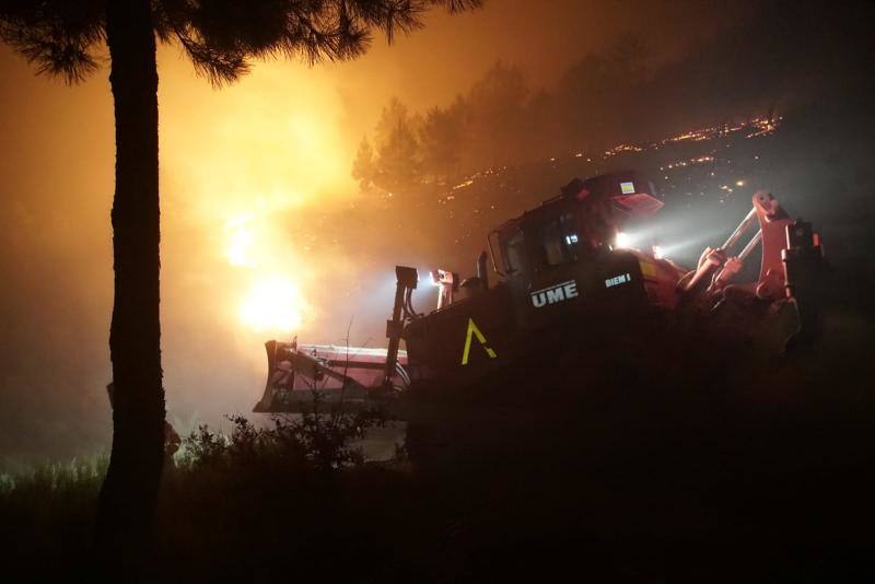 La dirección del Plan Especial de Protección Civil de Incendios Forestales de Extremadura (Infocaex) hacía esfuerzos esta madrugada para controlar el incendio. Ha comenzado la evacuación preventiva de las localidades de Cadalso, Descargamaría y Robledillo de Gata