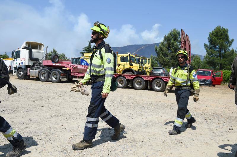 Dos bomberos en Torrecilla de los Ángeles, en Cáceres, Extremadura, durante el incendio de Hurdes y Gata, este 19 de mayo de 2023, ﻿