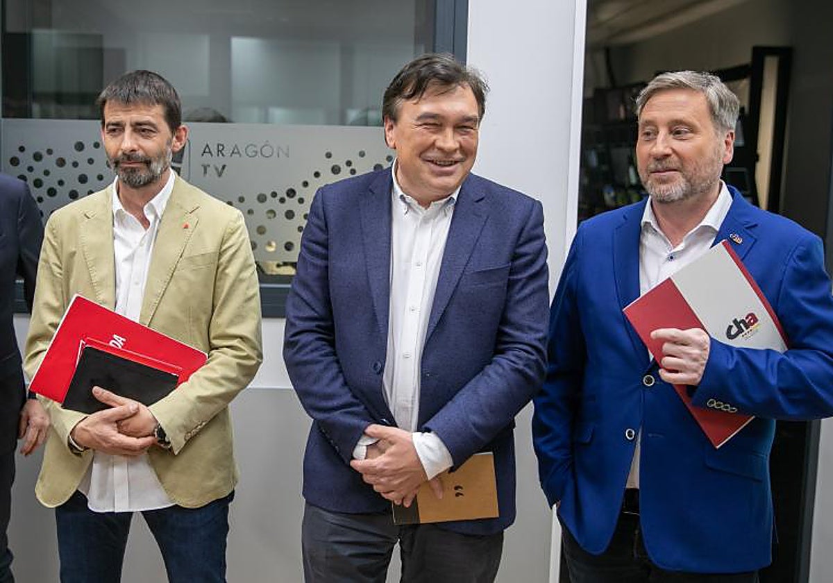 El diputado de Teruel Existe, Tomás Guitarte, en el centro de la imagen