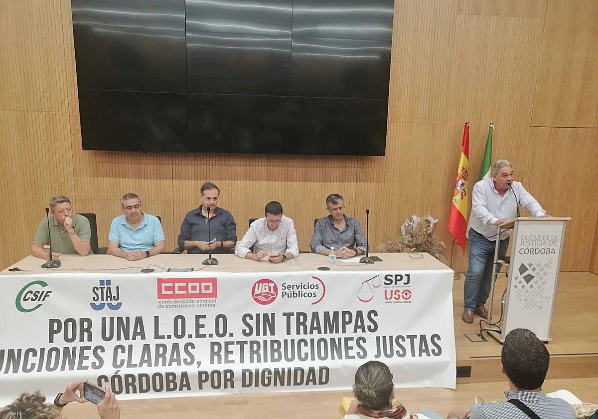 Representantes del Comité de Huelga reunidos este viernes en asamblea en la Ciudad de la Justicia de Córdoba