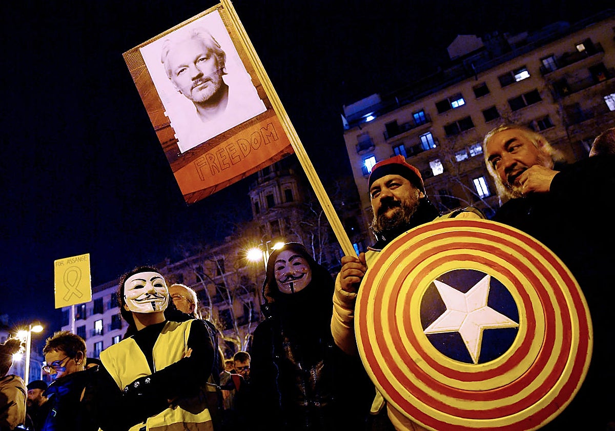 Independentistas catalanes piden la libertad de Assange en 2020