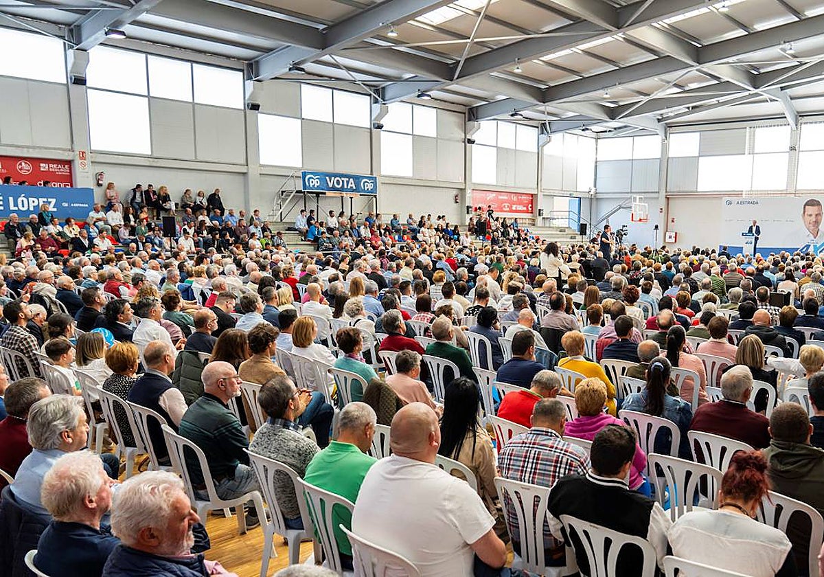 Más de 1.200 personas han asistido al mitin del PPdeG, encabezado por Alfonso Rueda, en A Estrada