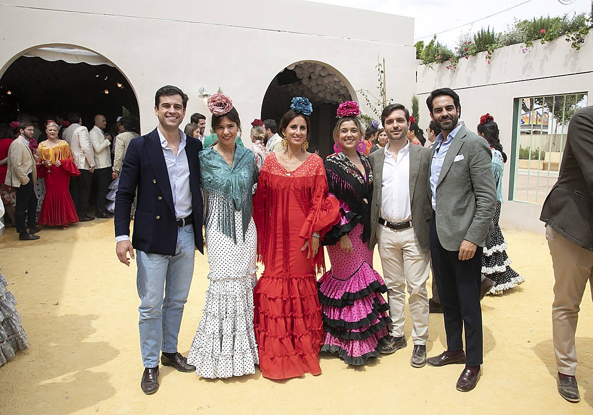 Jóvenes en la caseta Gloria Bendita, nueva este año en la Feria de Córdoba