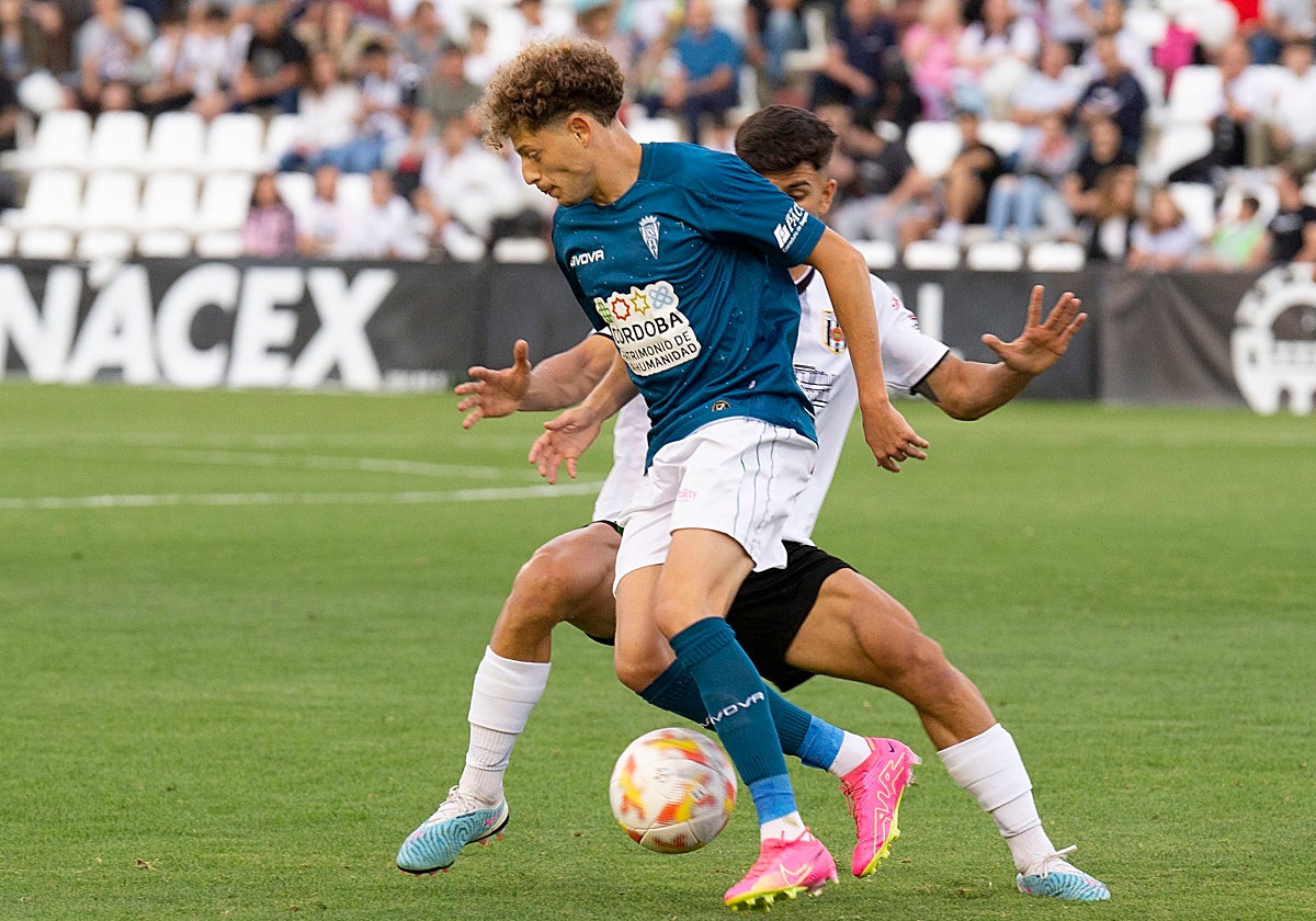 Simo pelea el balón ante un rival durante el partido