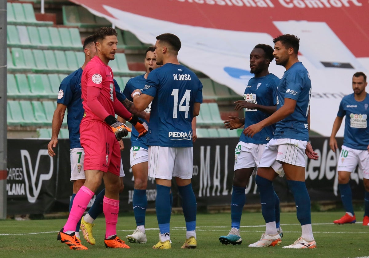 Los jugadores del Córdoba felicitan a Carlos Marín tras parar el penalti