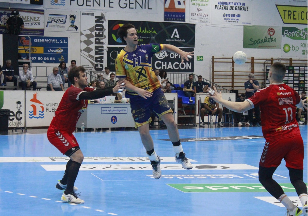 Luisfe Reina intenta lanzar el balón durante el encuentro