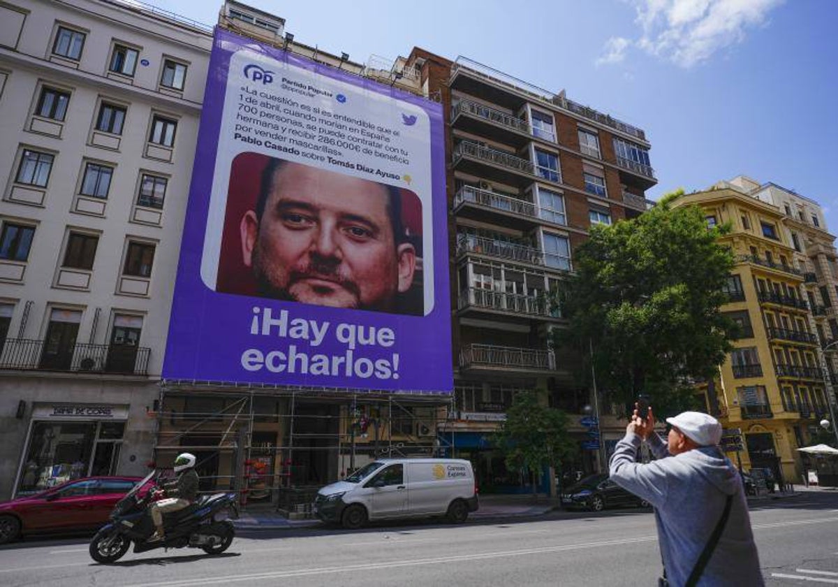 Lona desplegada por Podemos en plena calle Goya