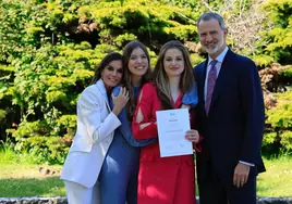 Selfies, sonrisas y mucha emoción: los Reyes y la Infanta Sofía arropan a la Princesa Leonor en su graduación