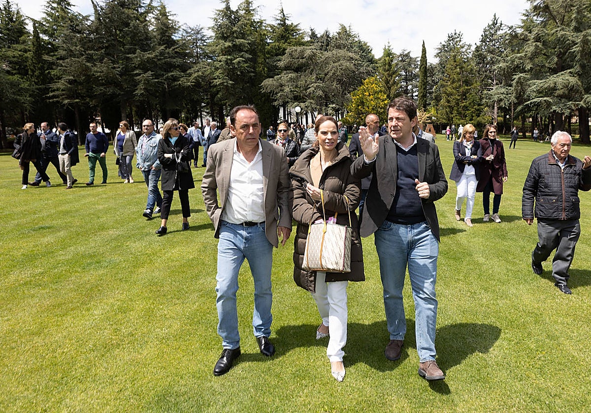 Alfonso Fernández Mañueco, en Soria este sábado, en un acto de campaña del PP, junto al presidente provincial del partido, Benito Serrano, y la candidata a la Alcaldía, Belén Izquierdo