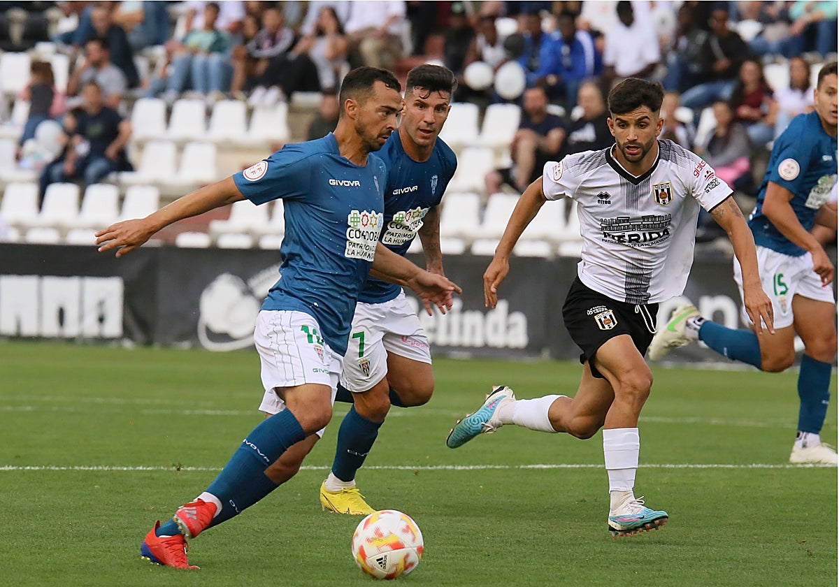 De las Cuevas conduce el balón durante el partido