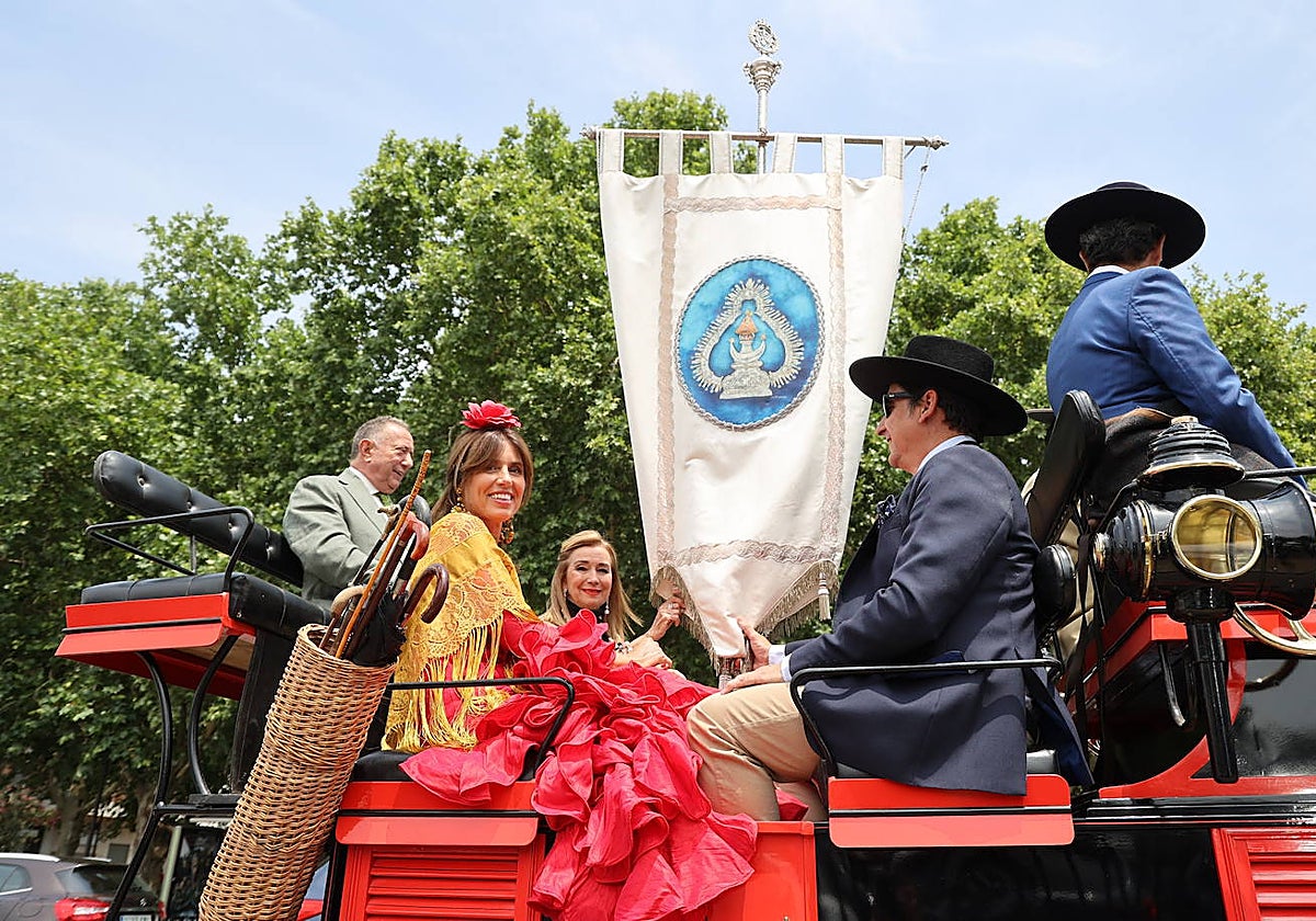 El estandarte de la Virgen de la Salud, en un coche de caballos de camino a la Feria de Córdoba