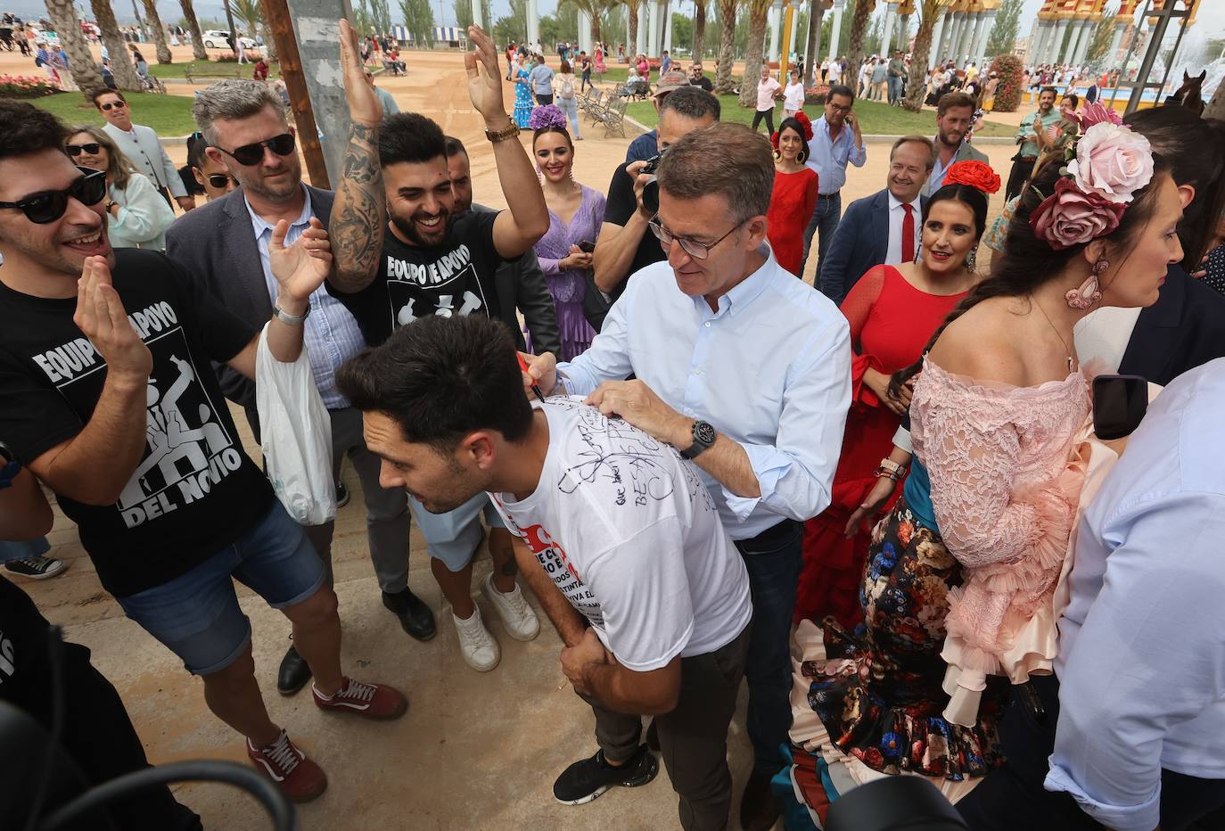 El concurrido paseo de Feijóo por la Feria de Córdoba, en imágenes