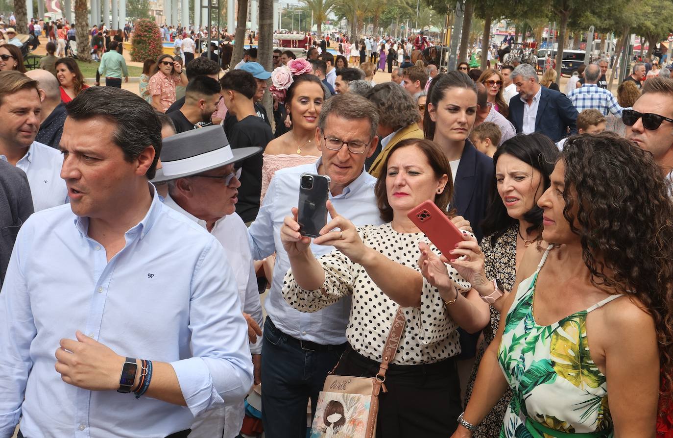 El concurrido paseo de Feijóo por la Feria de Córdoba, en imágenes