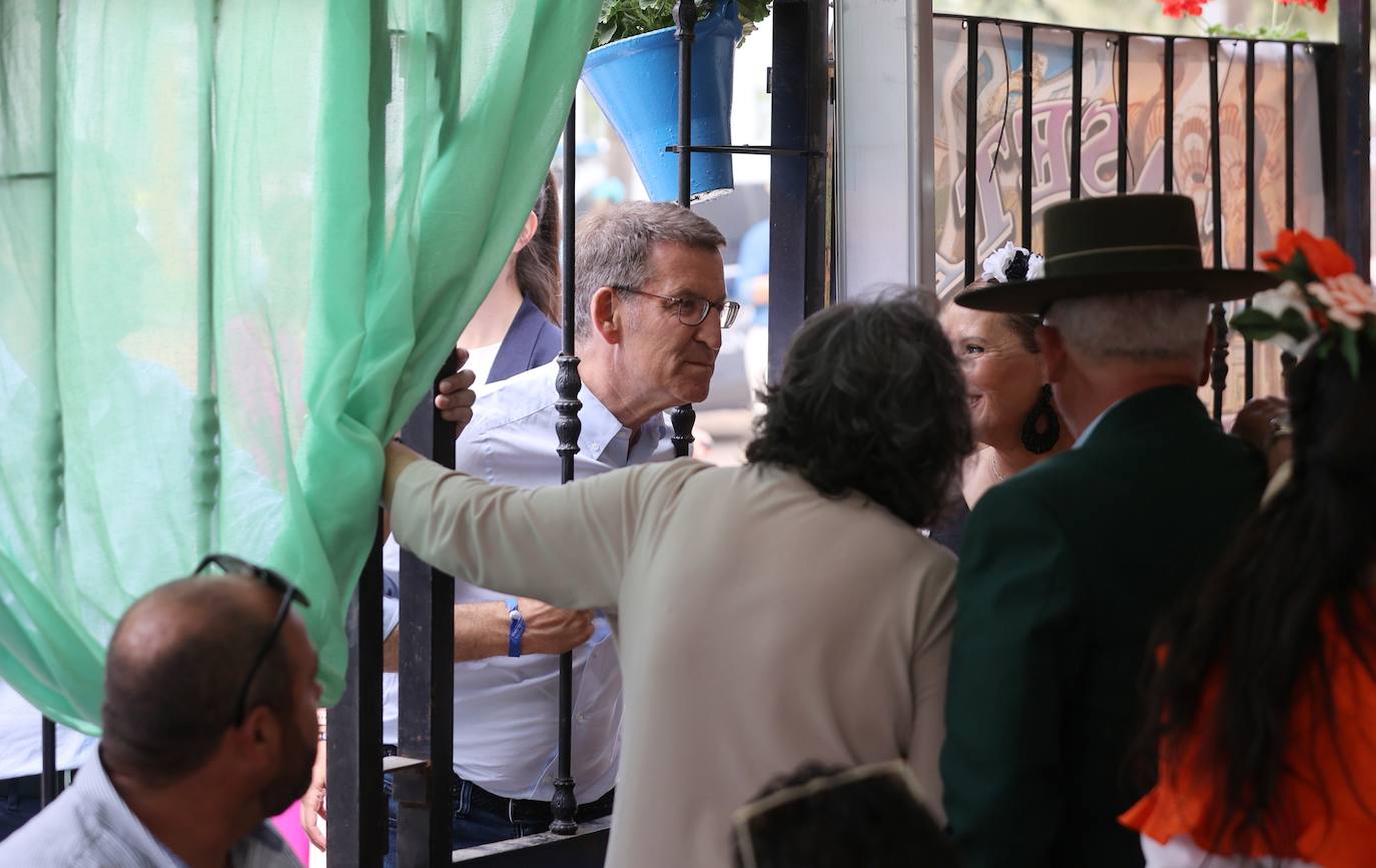 El concurrido paseo de Feijóo por la Feria de Córdoba, en imágenes