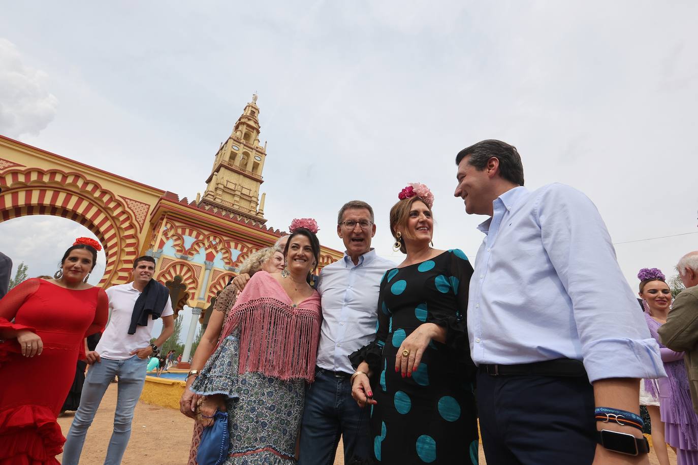 El concurrido paseo de Feijóo por la Feria de Córdoba, en imágenes