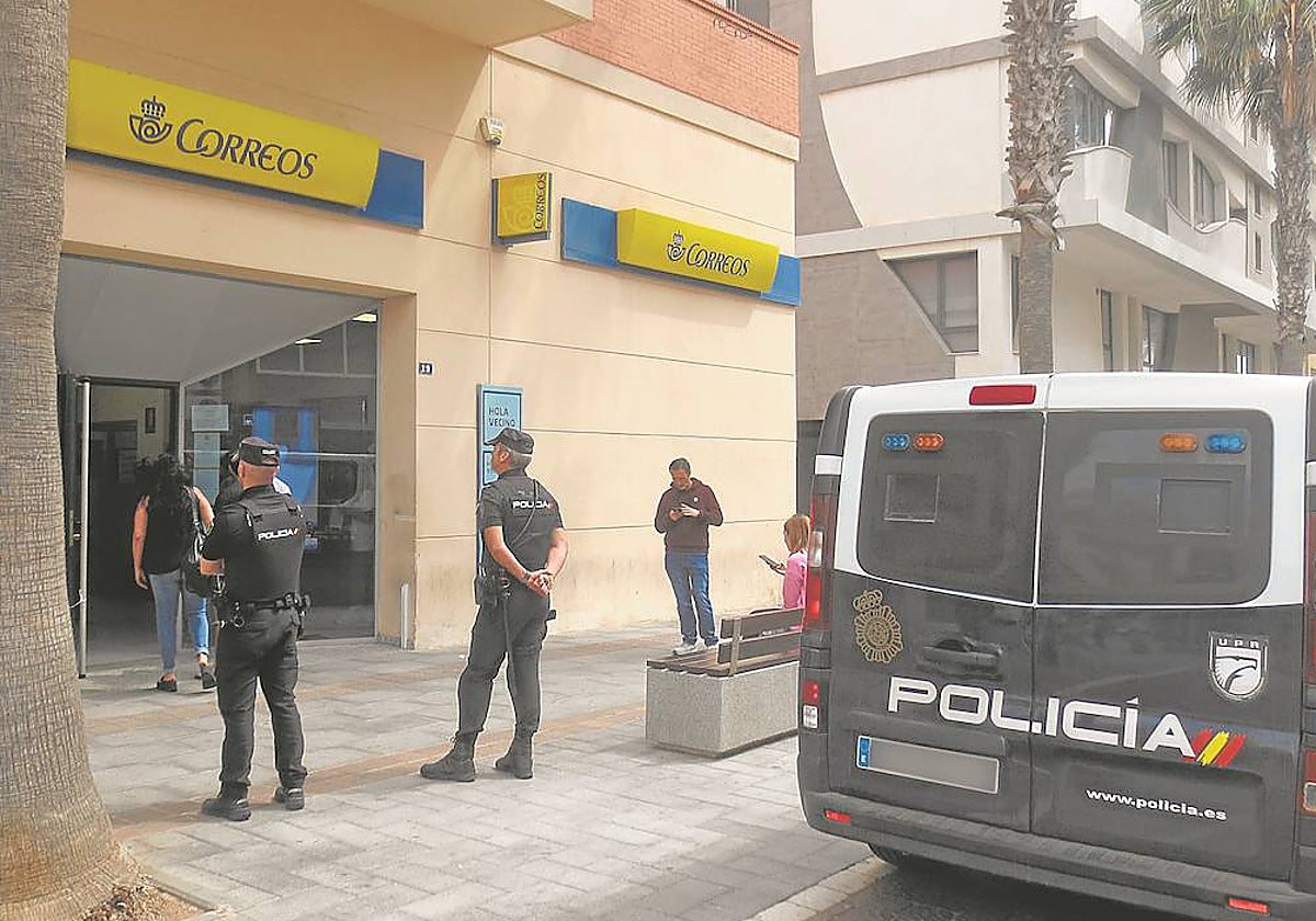 La Policía vigila una oficina de correos en Melilla