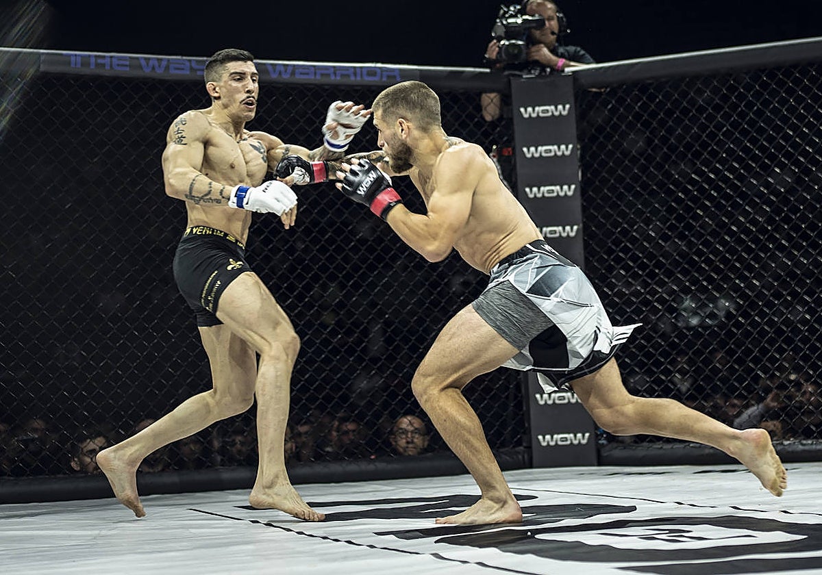 Aleksandre Topuria lanza una mano ante Johan Segas, durante su combate en el Palacio de Vistalegre