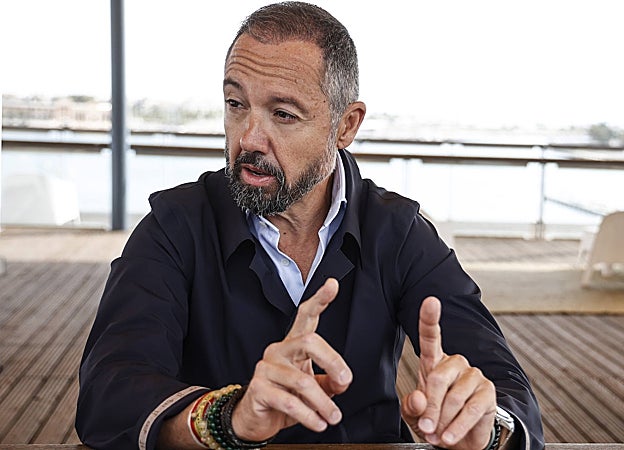 El candidato de Vox a la Alcaldía de Valencia, Juanma Badenas, durante la entrevista