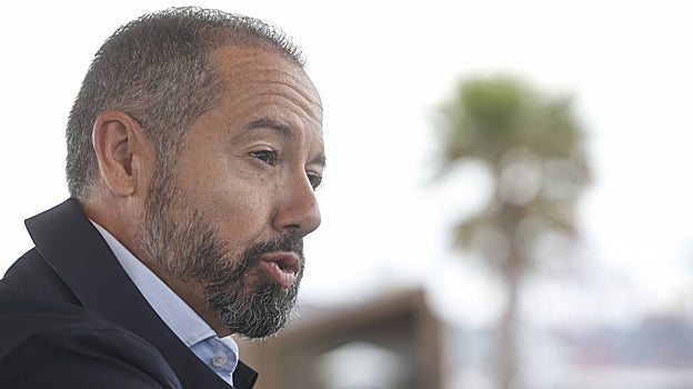 El candidato de Vox a la Alcaldía de Valencia, Juanma Badenas, durante la entrevista