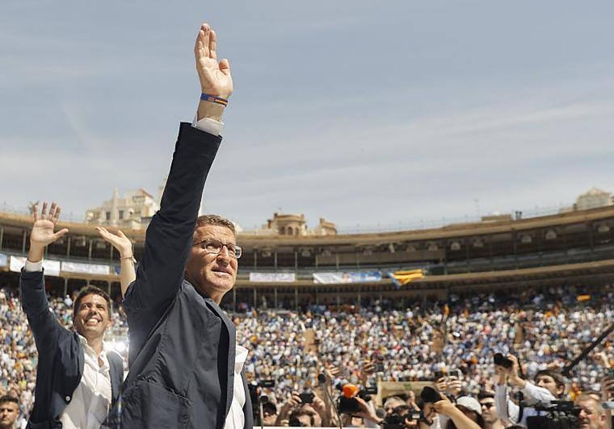 El presidente del PP, Alberto Núñez Feijóo, durante el mitin multitudinario en Valencia
