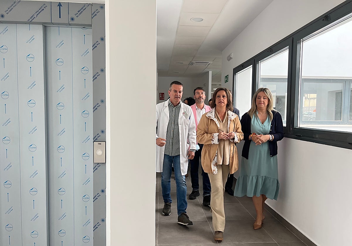 . La consejera de Salud y Consumo, en su visita este lunes al centro de salud de Huesa, en Jaén