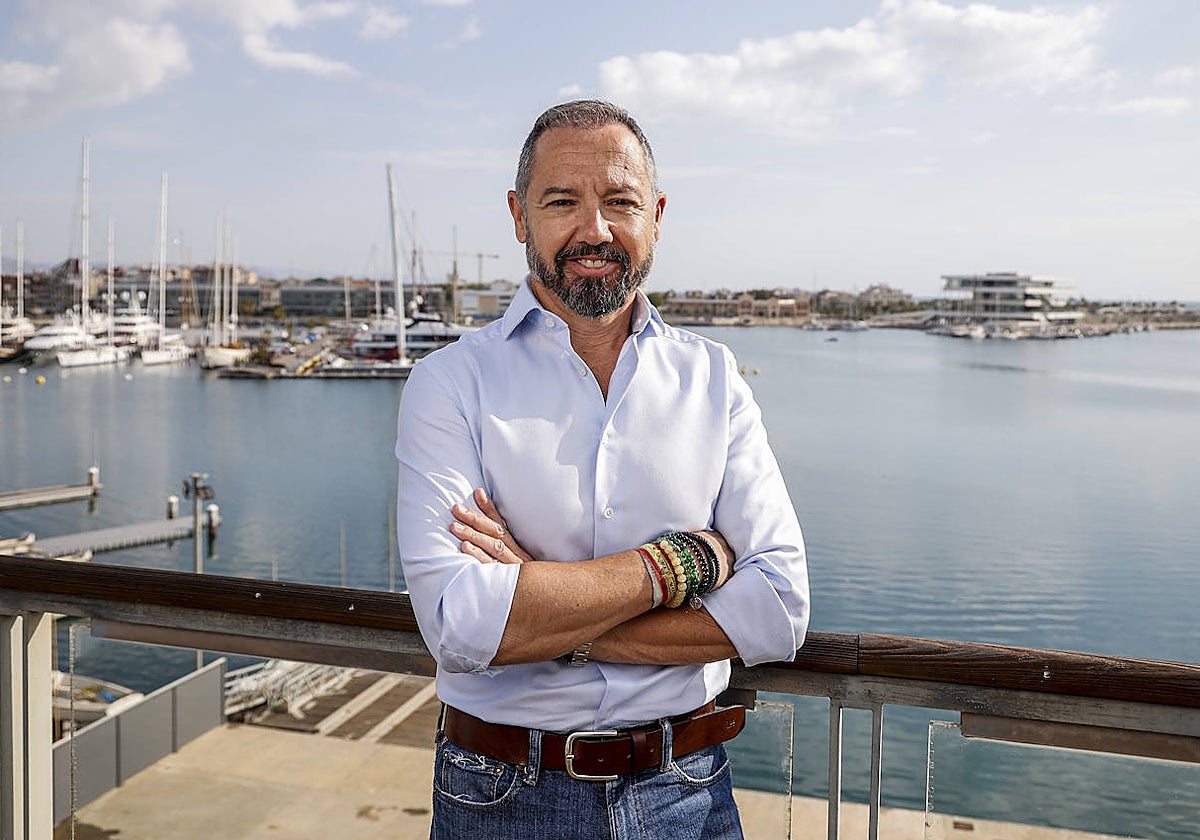 El candidato de Vox a la Alcaldía de Valencia, Juanma Badenas, posa para ABC con la Marina de fondo