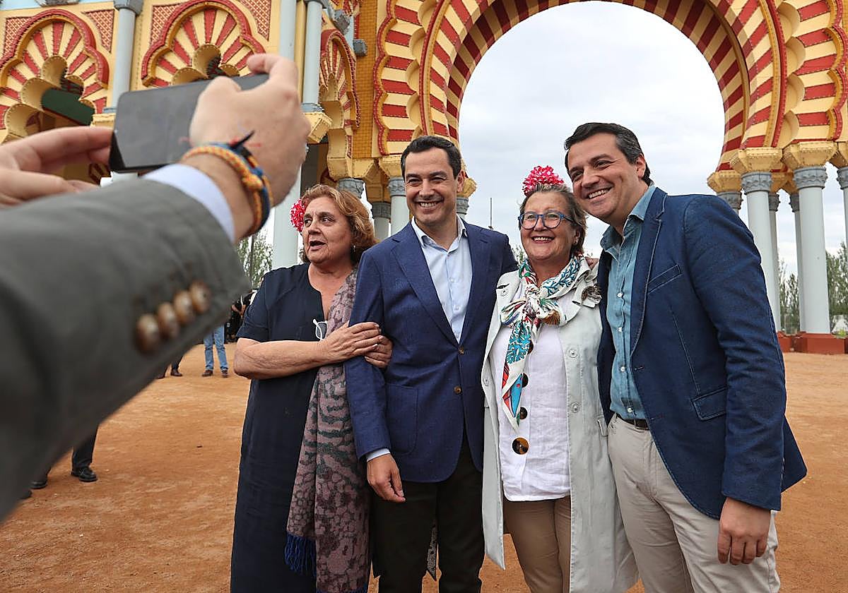 Bellido y Moreno se sacan una foto, junto a dos mujeres, ante la portada de la Feria