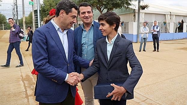 Moreno estrecha la mano del novillero Román, en presencia del alcalde