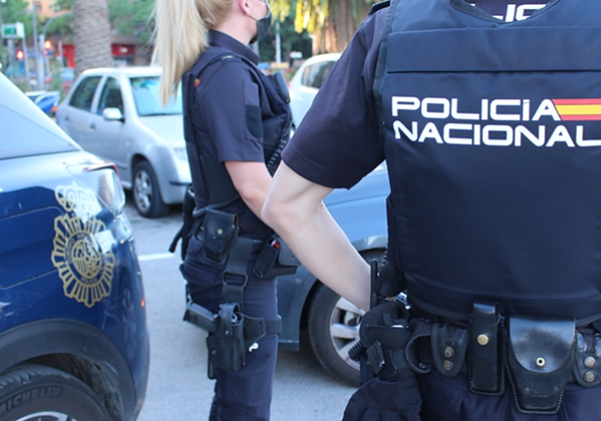 Agentes uniformados en foto de archivo