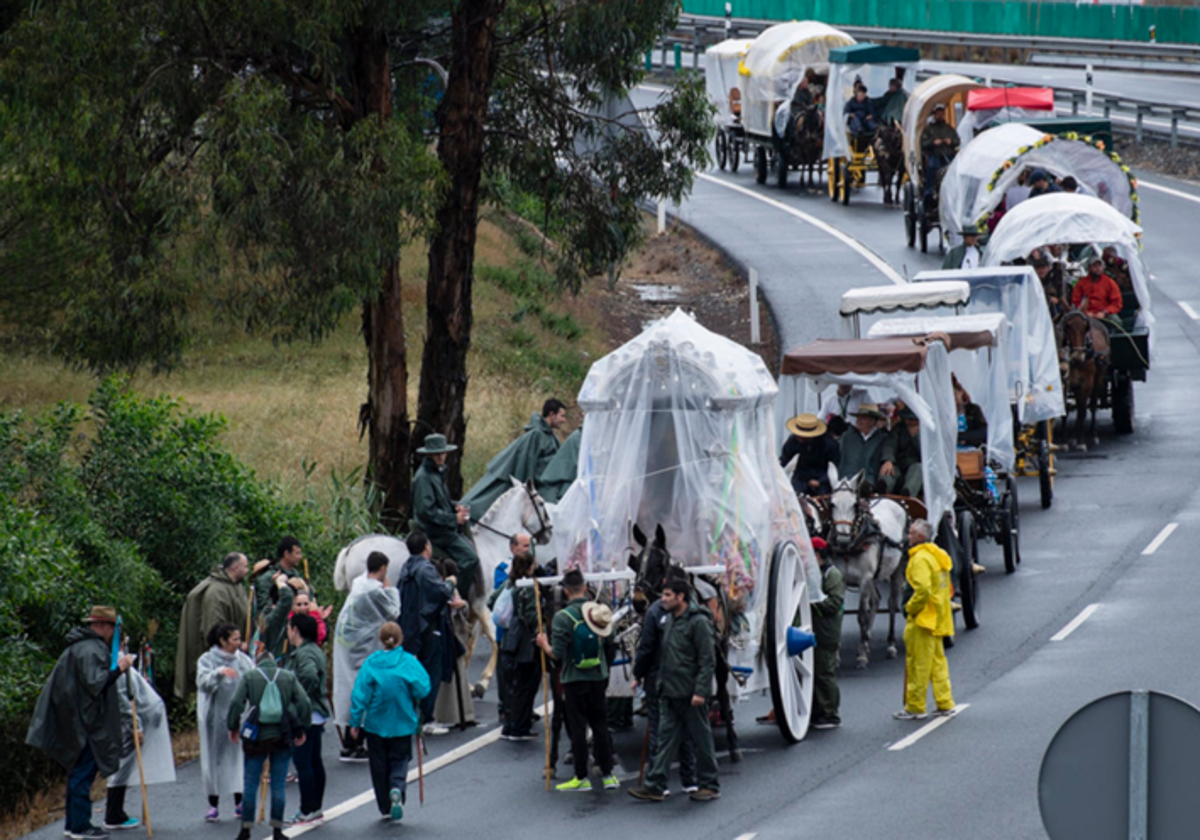 La hermandad de Punta Umbría, en su camino hacia la aldea de El Rocío en una jornada de lluvia