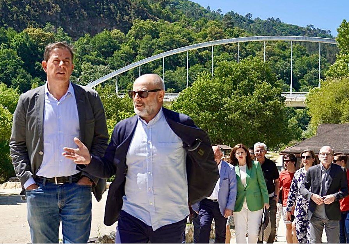 José Ramón Gómez Besteiro y Paco Rodríguez, durante su visita de ayer a las termas de Outariz