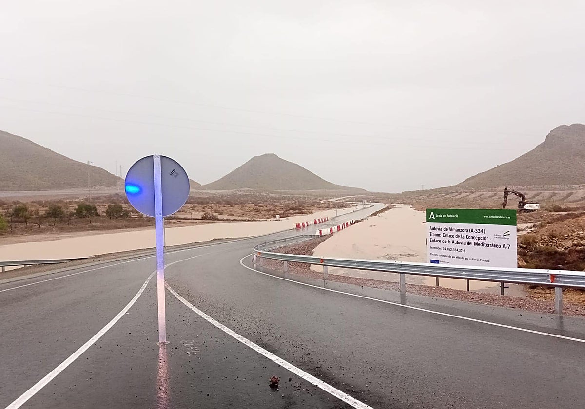 La salida de las ramblas ha dejado intransitables varias vías en la provincia