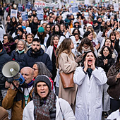 Sindicatos piden desconvocar la huelga de médicos, que presiona la recta final al 28M