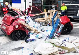 Una mujer salva su vida tras caerle un palé de sacos de cemento contra su coche en Granada