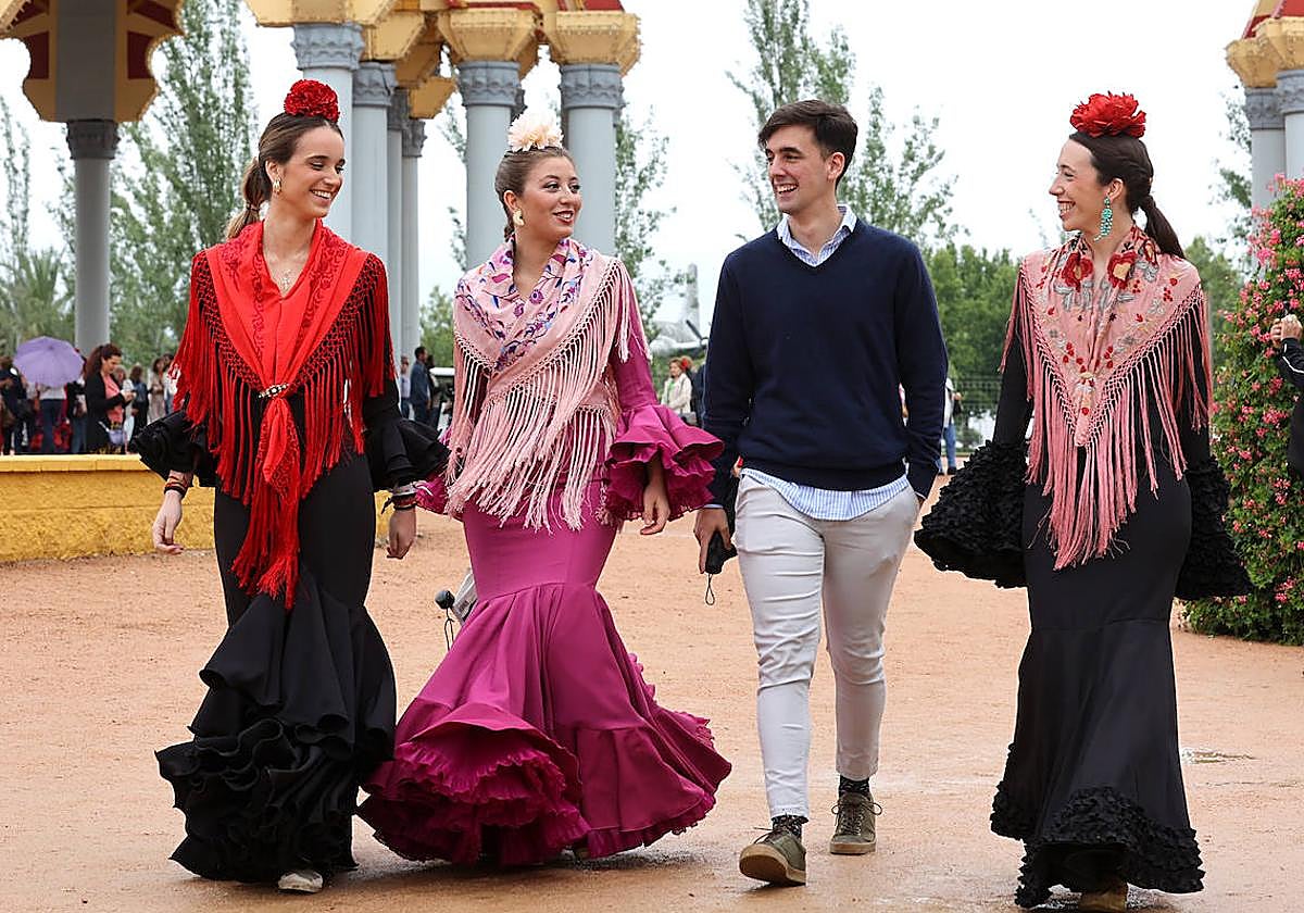 Un grupo de jóvenes, este martes en el Arenal