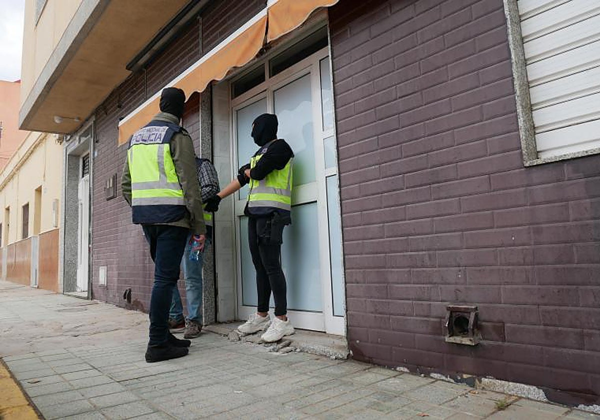 La Policía custodia uno de los locales de Melilla registrados este martes