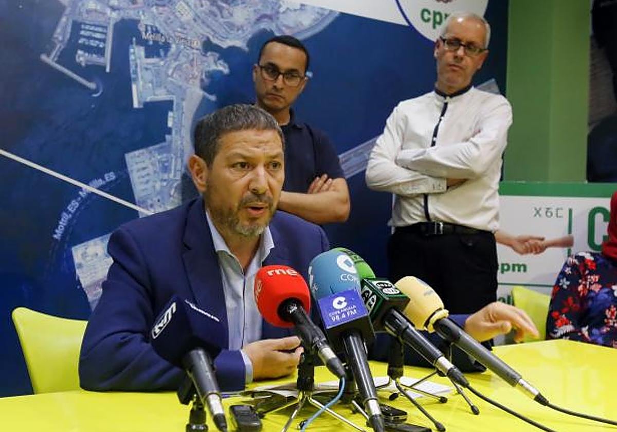 El presidente de Coalición por Melilla, Mustafa Aberchán, y detrás, uno de los detenidos: el número 3 de la formación, Mohamed Ahmed Al-lal