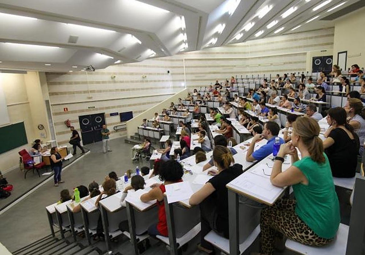 Opositores haciendo un examen en Córdoba