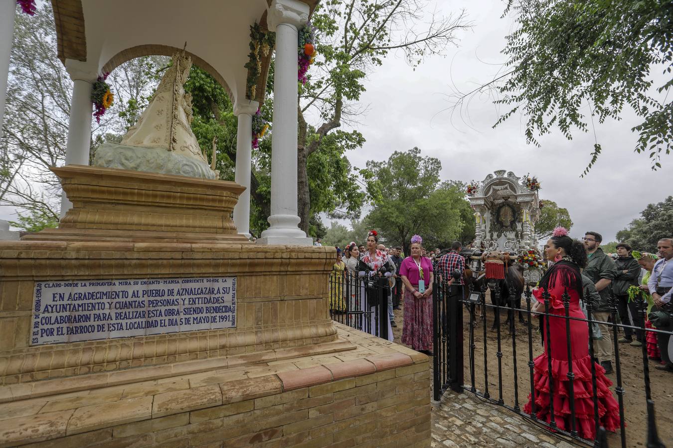 Diferentes momentos del paso de hermandades, este martes, por el Vado de Quema
