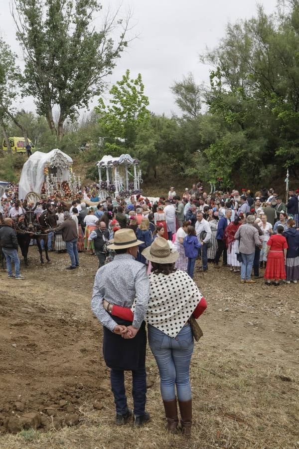 Diferentes momentos del paso de hermandades, este martes, por el Vado de Quema