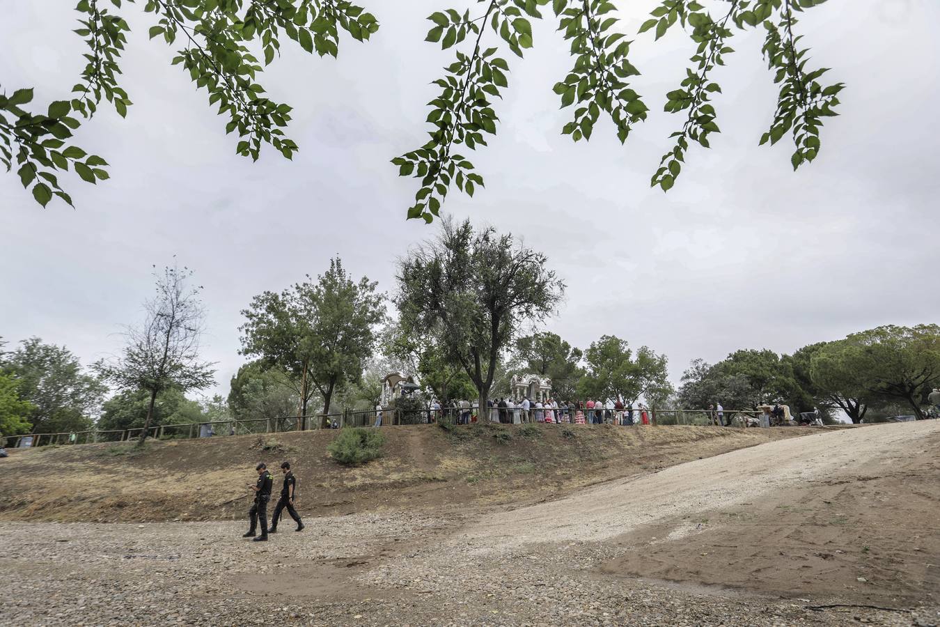 Diferentes momentos del paso de hermandades, este martes, por el Vado de Quema