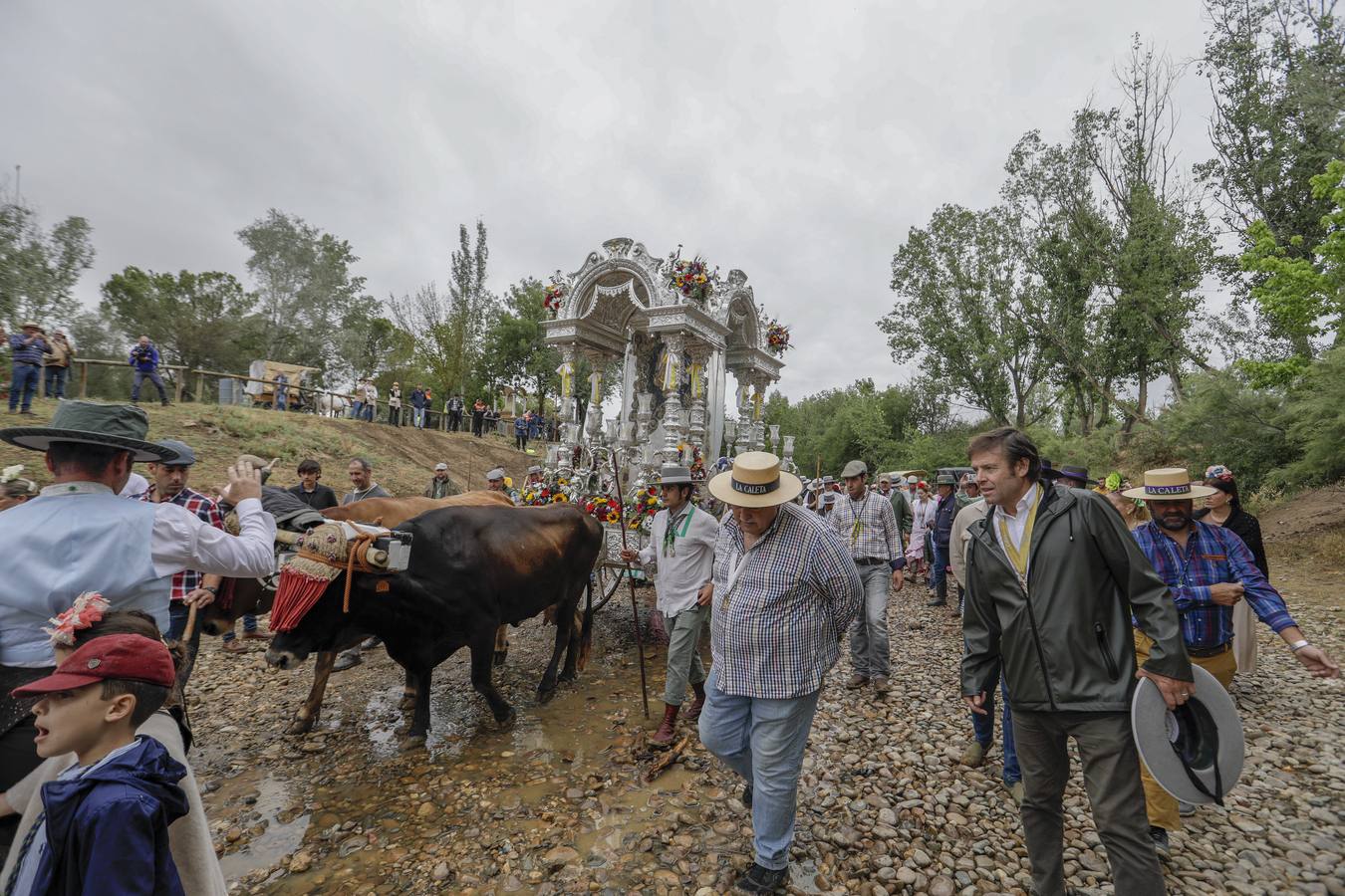 Diferentes momentos del paso de hermandades, este martes, por el Vado de Quema